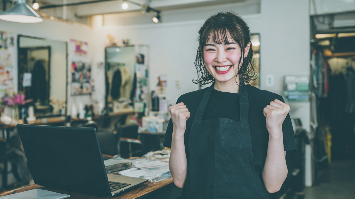モダンな美容室で働く店舗オーナーのイメージ