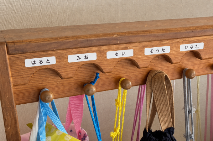 ラックに貼ったお名前シール